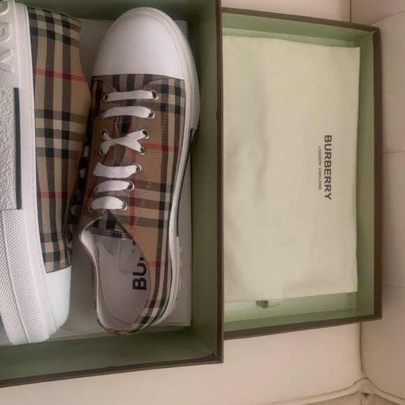 Burberry Sneaker size 42 - Picture 1 of 8